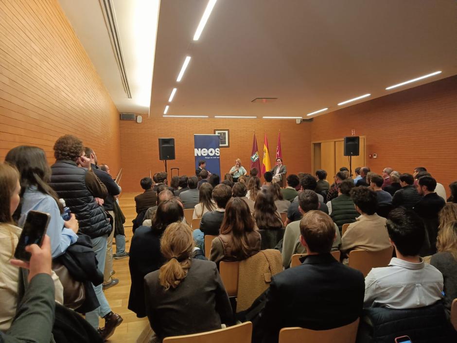 La sala en la que se ha desarrollado el encuentro se ha quedado pequeño