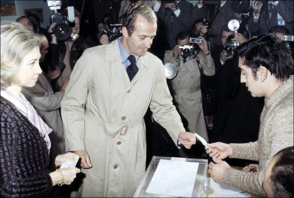 Los Reyes Don Juan Carlos y Doña Sofía votando en el referéndum sobre la Constitución en el colegio electoral de San Fernando, en el Pardo, el 6 de diciembre de 1978