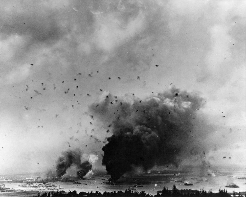 Panorama de Pearl Harbor durante el ataque, en el que destacan las columnas de humo y el nutrido fuego antiaéreo