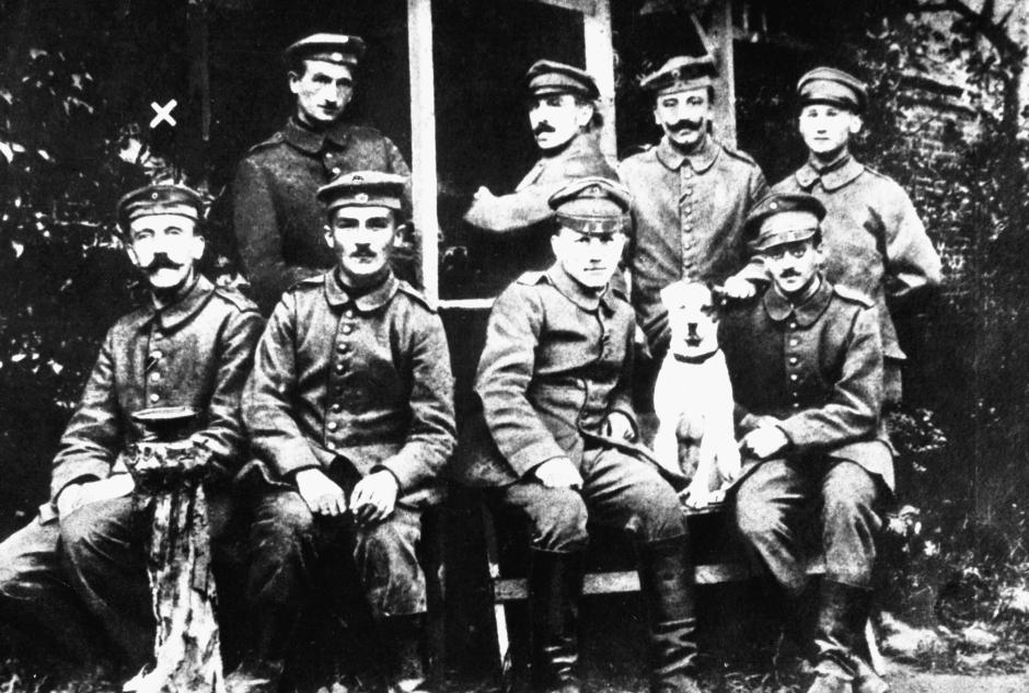 Hitler (extremo izquierdo de la fila inferior) posa con otros soldados alemanes y su perro Fuchsl