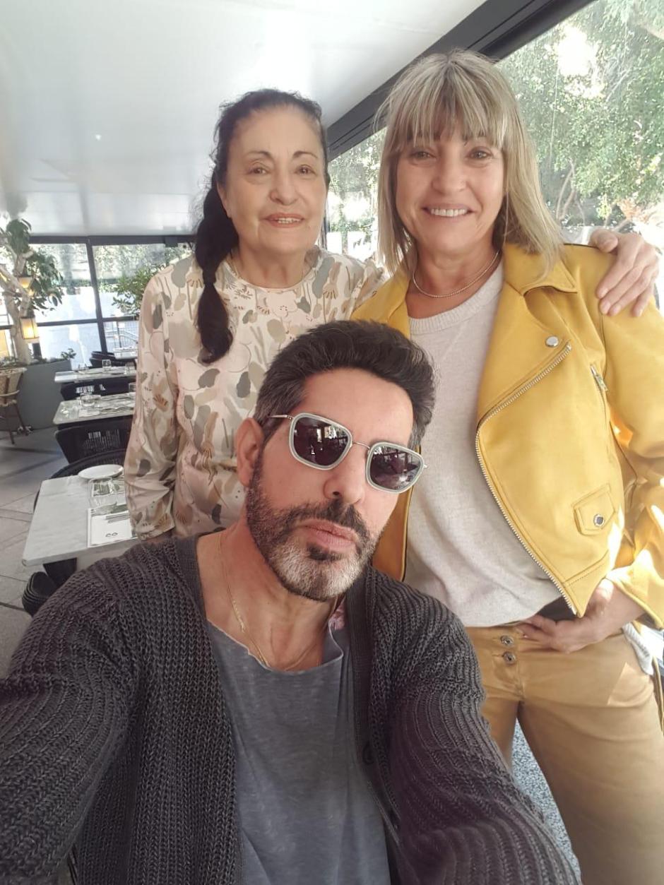 Uri rawitz con su madre y su hermana, antes del secuestro