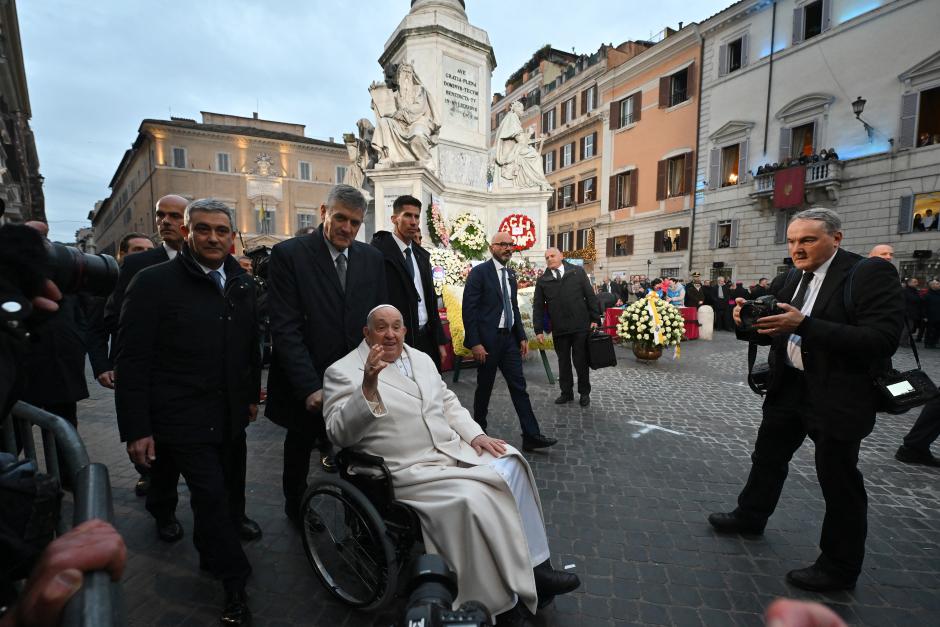 El Papa Francisco saluda a la multitud después de una oración frente a la estatua de la Virgen María