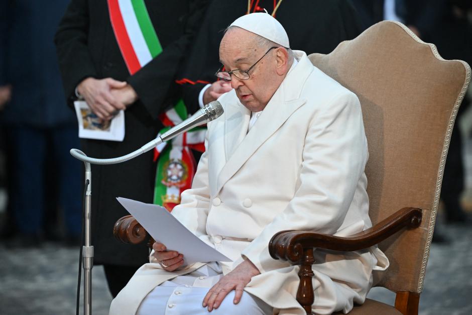 El Papa Francisco, frente a la estatua de la patrona de Roma