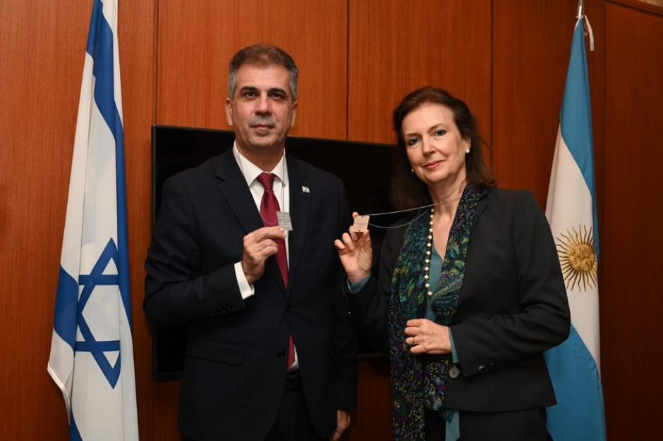 Eli Cohen, canciller de Israel junto a la ministra entrante de Exteriores de Argentina Diana Mondino