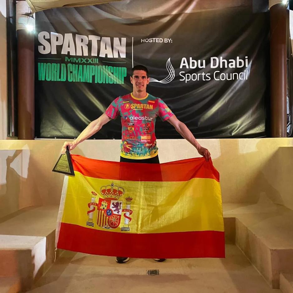 El soldado Alejandro Pareja muestra orgulloso la bandera de España en los campeonatos del mundo de Spartan Race