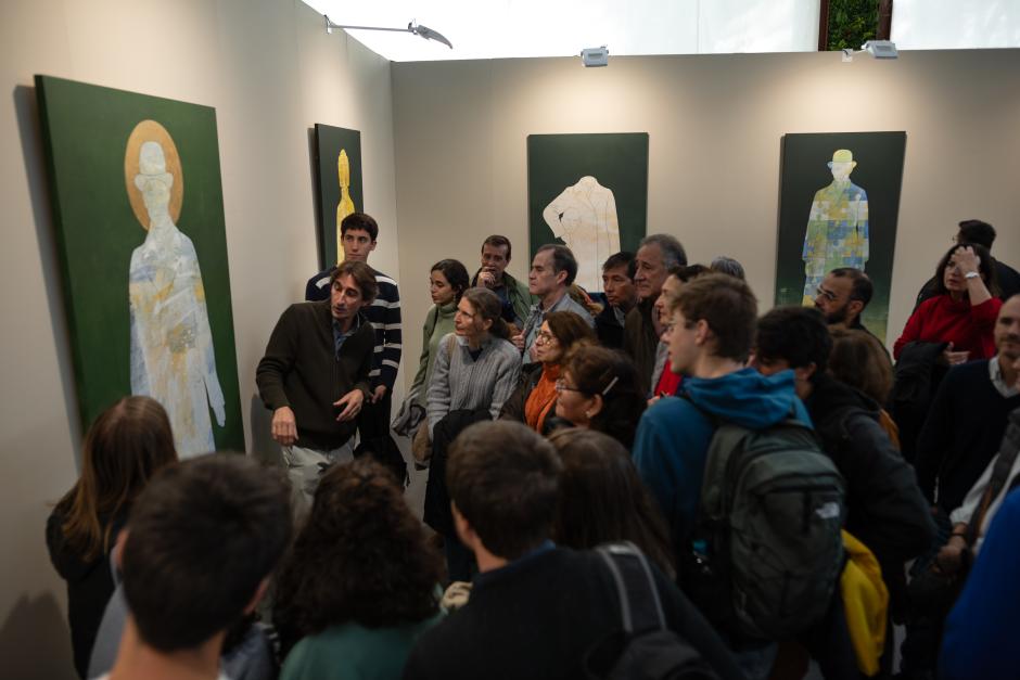 El artista Ximo Amigó, explicando su exposición, 'L'home dibuixat', en EncuentroMadrid 2023