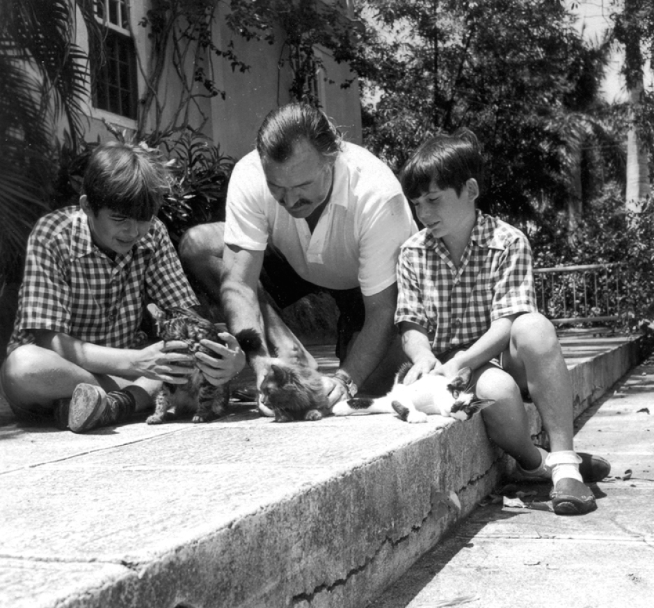 Hemingway con sus hijos Patrick y Gregory en Finca Vigía