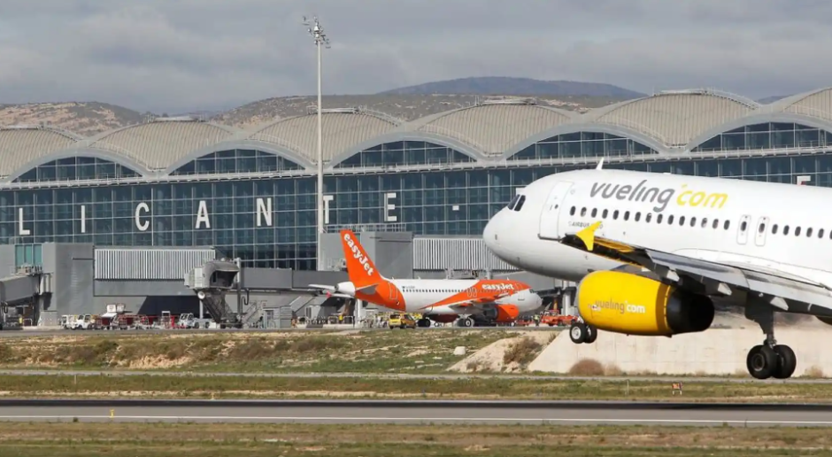 Un avión, despegando en el aeropuerto de Alicante-Elche