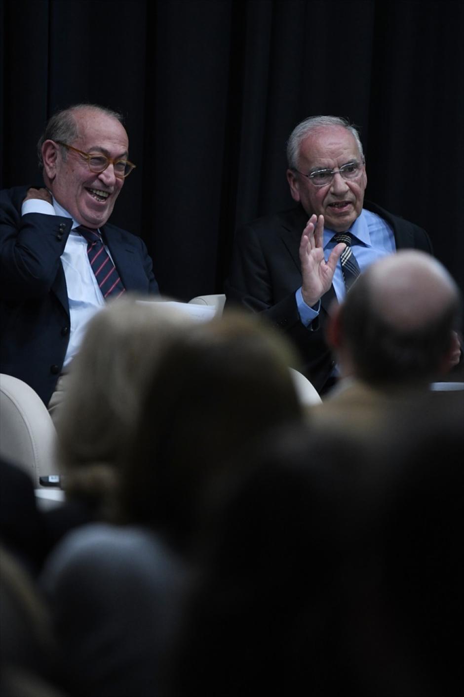 El exsecretario general del Partido Socialista de Euskadi, Nicolás Redondo Terreros (i), y el exvicepresidente del Gobierno, Alfonso Guerra (d)