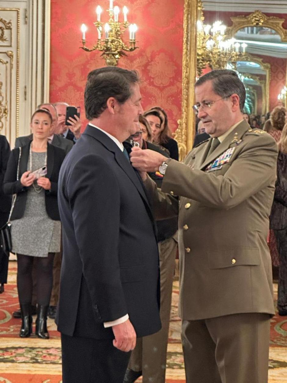 Fernando Masaveu, condecorado por el Jefe de Estado Mayor del Ejército de Tierra, Amador Enseñat y Berea