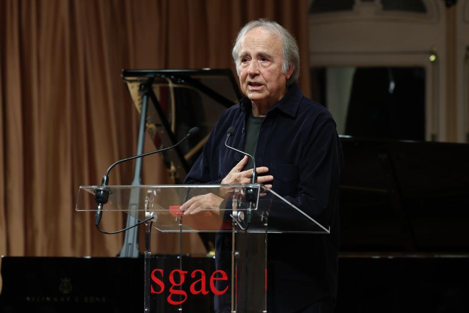 MADRID, 12/12/2023.- El compositor y cantautor Joan Manuel Serrat recibe este martes la Medalla de Honor de la SGAE en un acto celebrado en Madrid. EFE/ Kiko Huesca