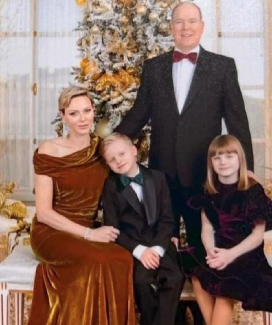 La felicitación de la Casa Real de Mónaco ha sido filtrada antes de tiempo en Instagram. Son los únicos que sí han querido dar un toque navideño a la felicitación.