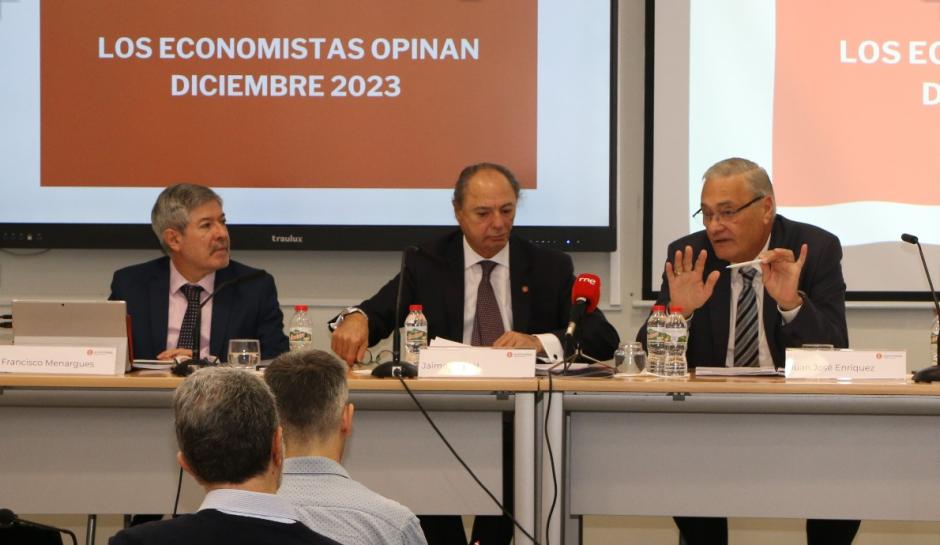 Francisco Menargues, Jaime Querol y Juan José Enríquez, durante la presentación de la encuesta