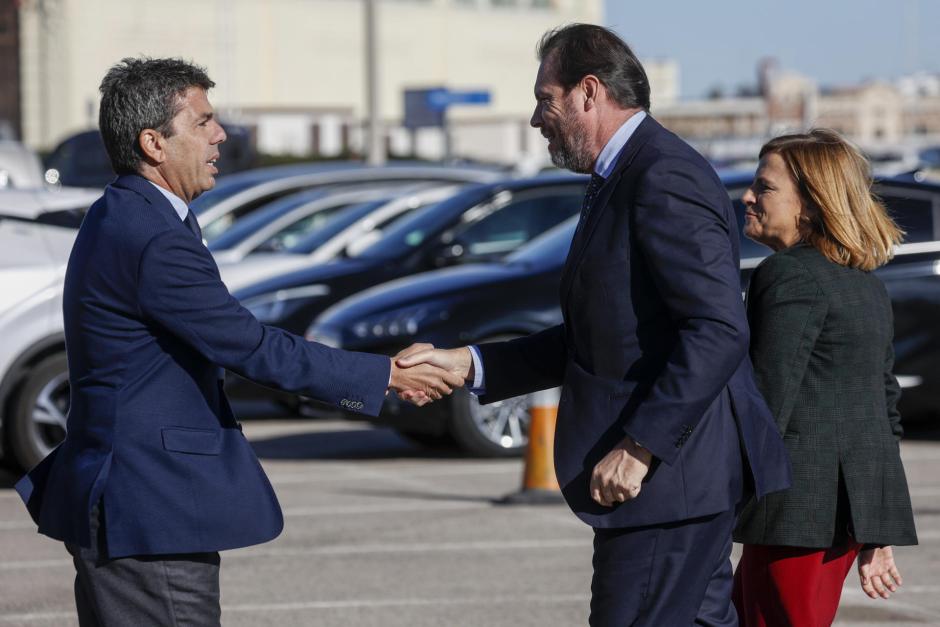 El ministro de Transportes, Óscar Puente, saluda al presidente de la Generalitat, Carlos Mazón