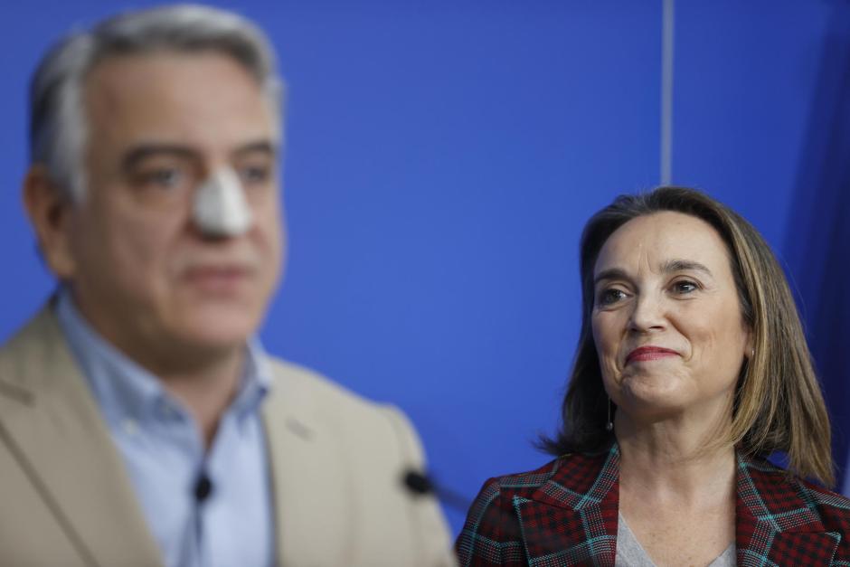 BILBAO, 15/12/2023.- La secretaria general del Partido Popular, Cuca Gamarra, (d) escucha al presidente del PP vasco Javier de Andrés, en rueda de prensa antes de la reunión de la Junta Directiva Regional del partido. EFE/Luis Tejido