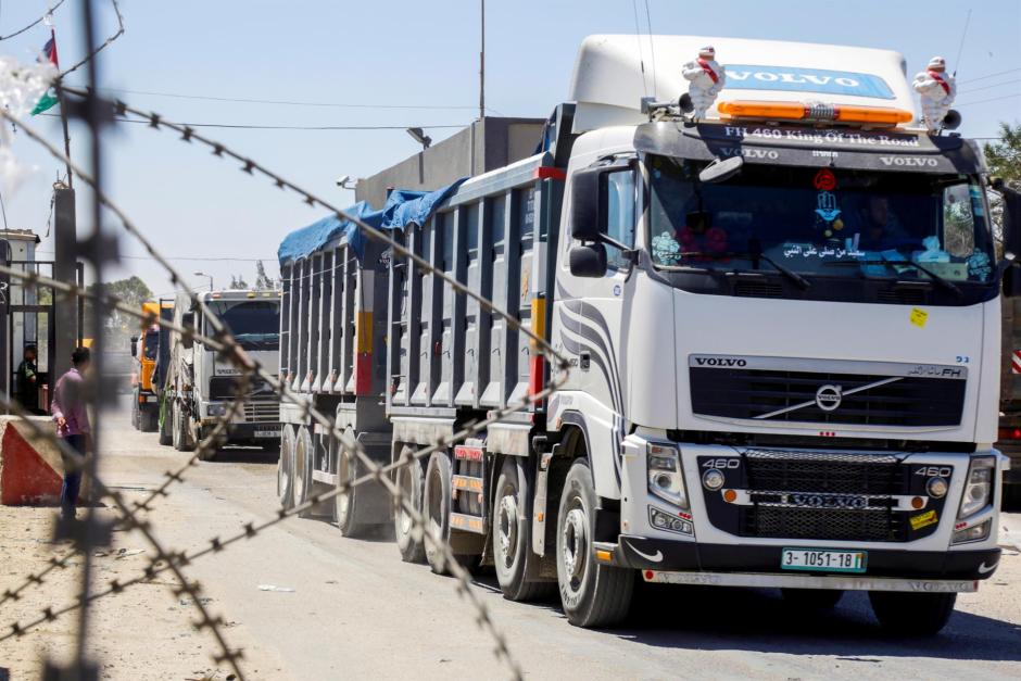 Una fila de camiones espera en el paso de Rafah para entrar en Gaza