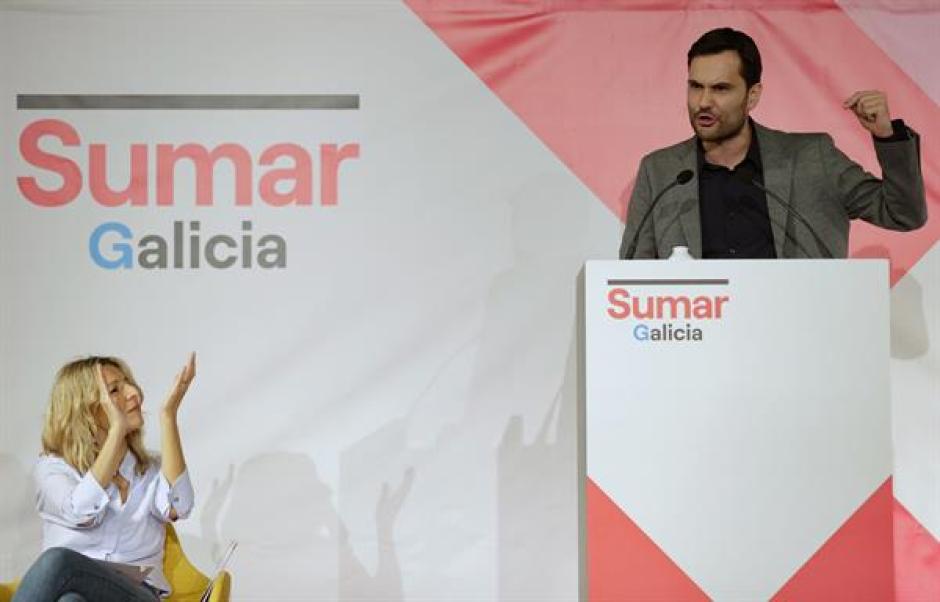 El portavoz de Sumar Galicia, Paulo Carlos, toma la palabra durante la presentación de Sumar Galicia, acto que contó con la asistencia de la vicepresidenta segunda del Gobierno, Yolanda Díaz