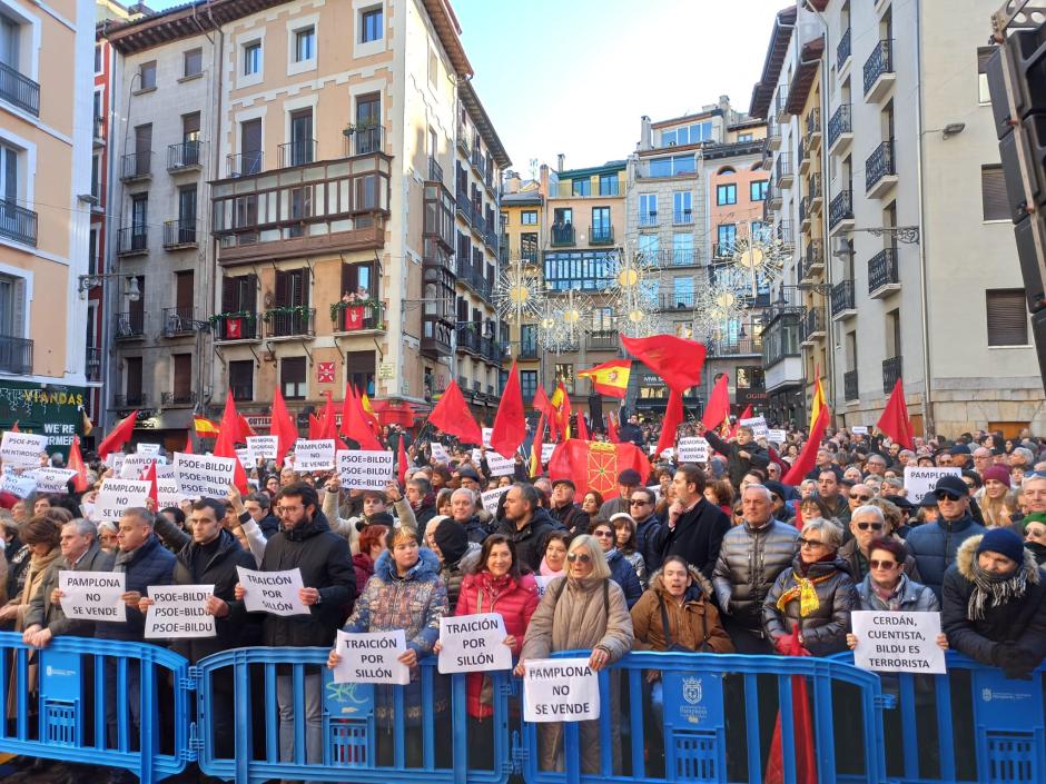 Manifestantes en Pamplona en contra de entregar la alcaldía a Bildu
