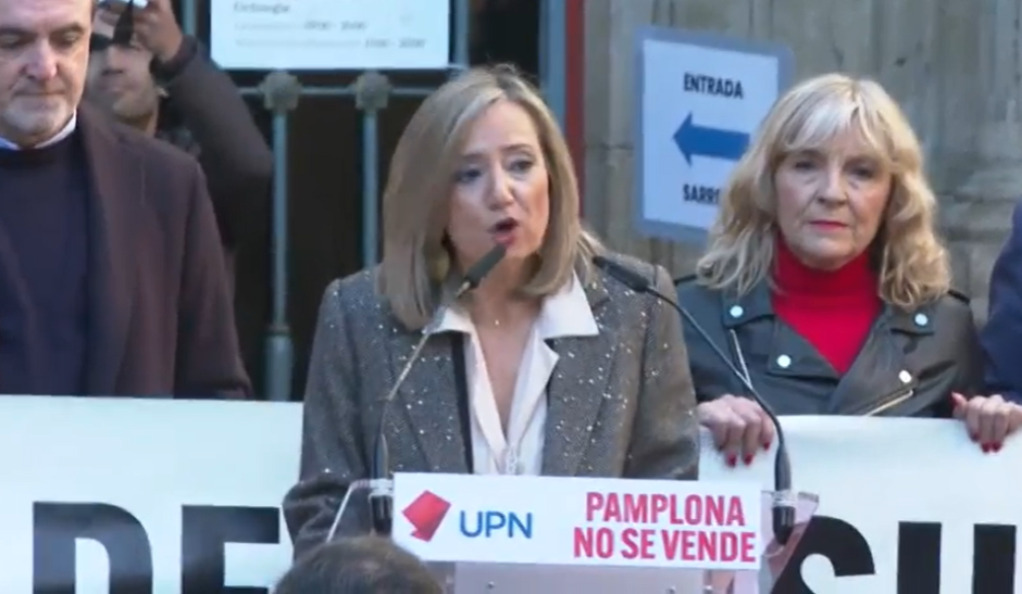 La alcaldesa de Pamplona, Cristina Ibarrola, en la Plaza Consistorial