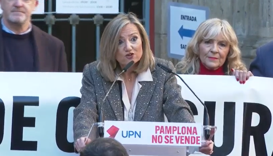 La alcaldesa de Pamplona, Cristina Ibarrola, durante la manifestación
