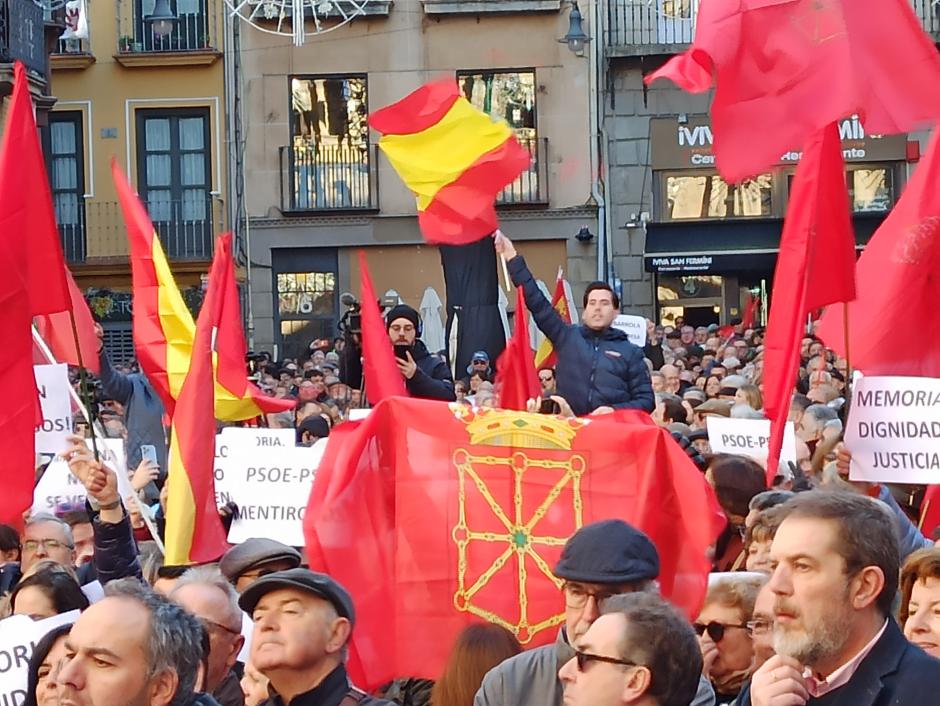Los pamploneses han llevado decenas de banderas de Navarra, y también de España