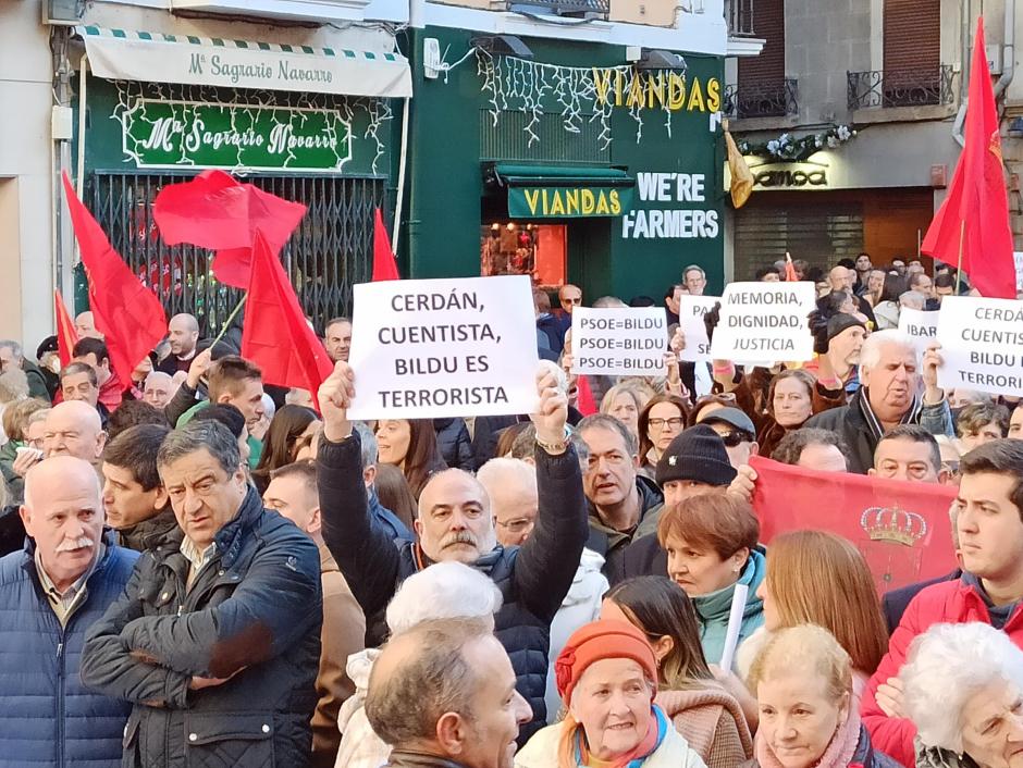 Decenas de carteles han inundado la plaza Consistorial de Pamplona