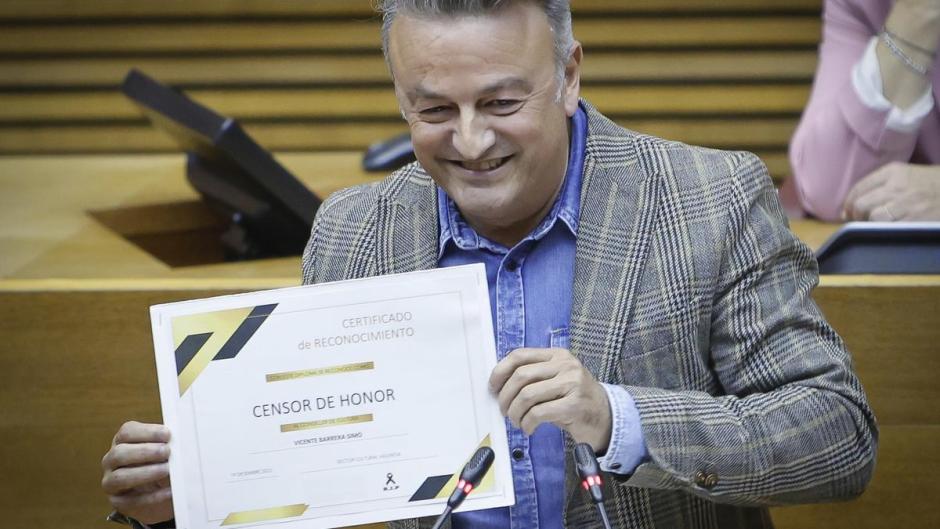 El diputado del PSPV-PSOE José Chulvi, mostrando el diploma que entregó a Vicente Barrera