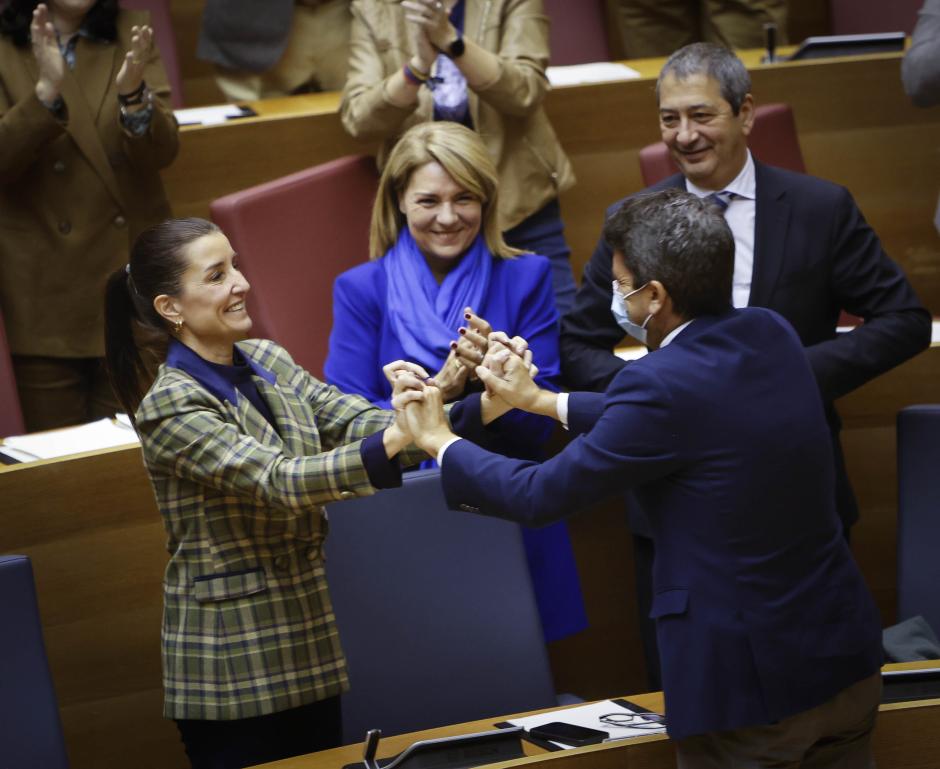 Carlos Mazón felicita a la consejera de Hacienda, Ruth Merino, tras la aprobación de los Presupuestos