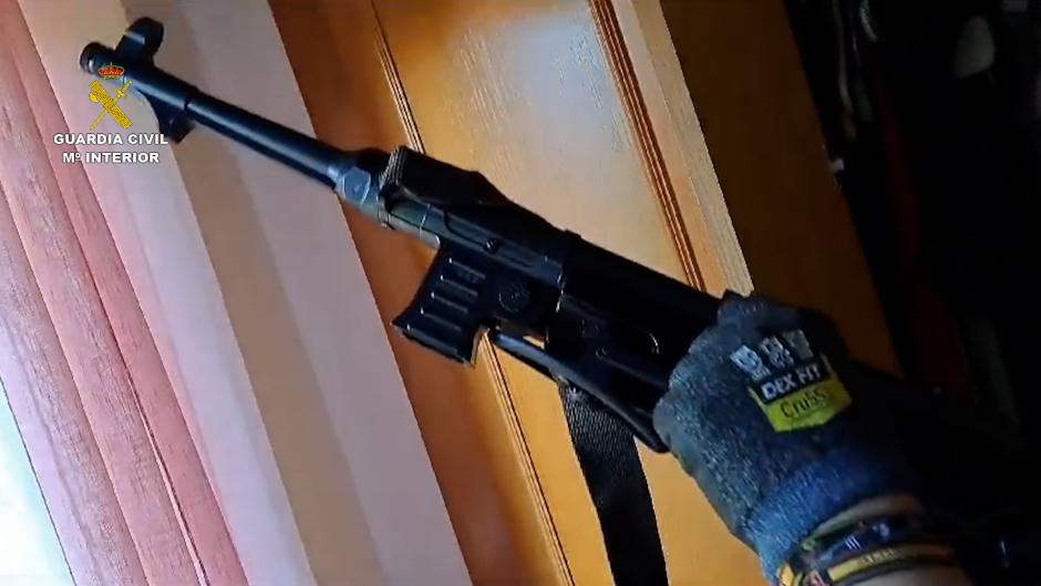 Un subfusil, entre las armas incautadas por la Guardia Civil en el taller clandestino de Villajoyosa (Alicante)