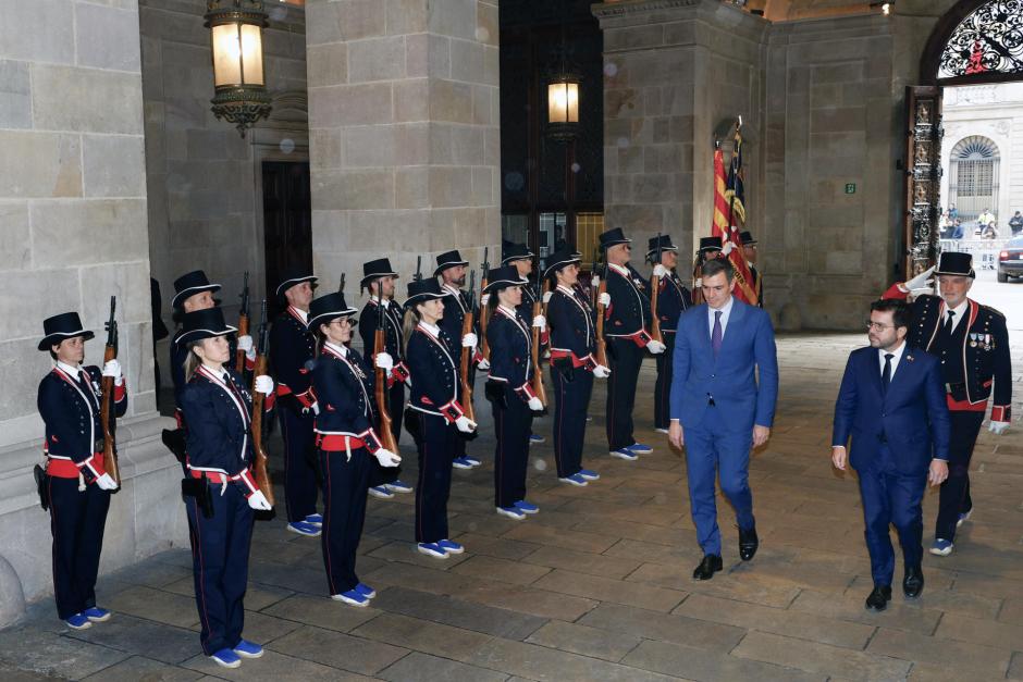 El presidente del Gobierno, Pedro Sánchez, y el presidente de la Generalitat, Pere Aragonès, a su llegada a la Generalitat antes de la reunión institucional