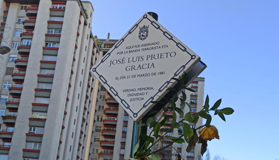 Placa en memoria de José Luis Prieto en Pamplona