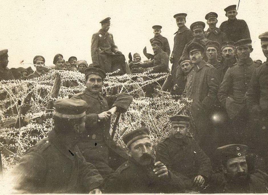 Soldados alemanes posando fuera de las trincheras durante la Navidad de 1914