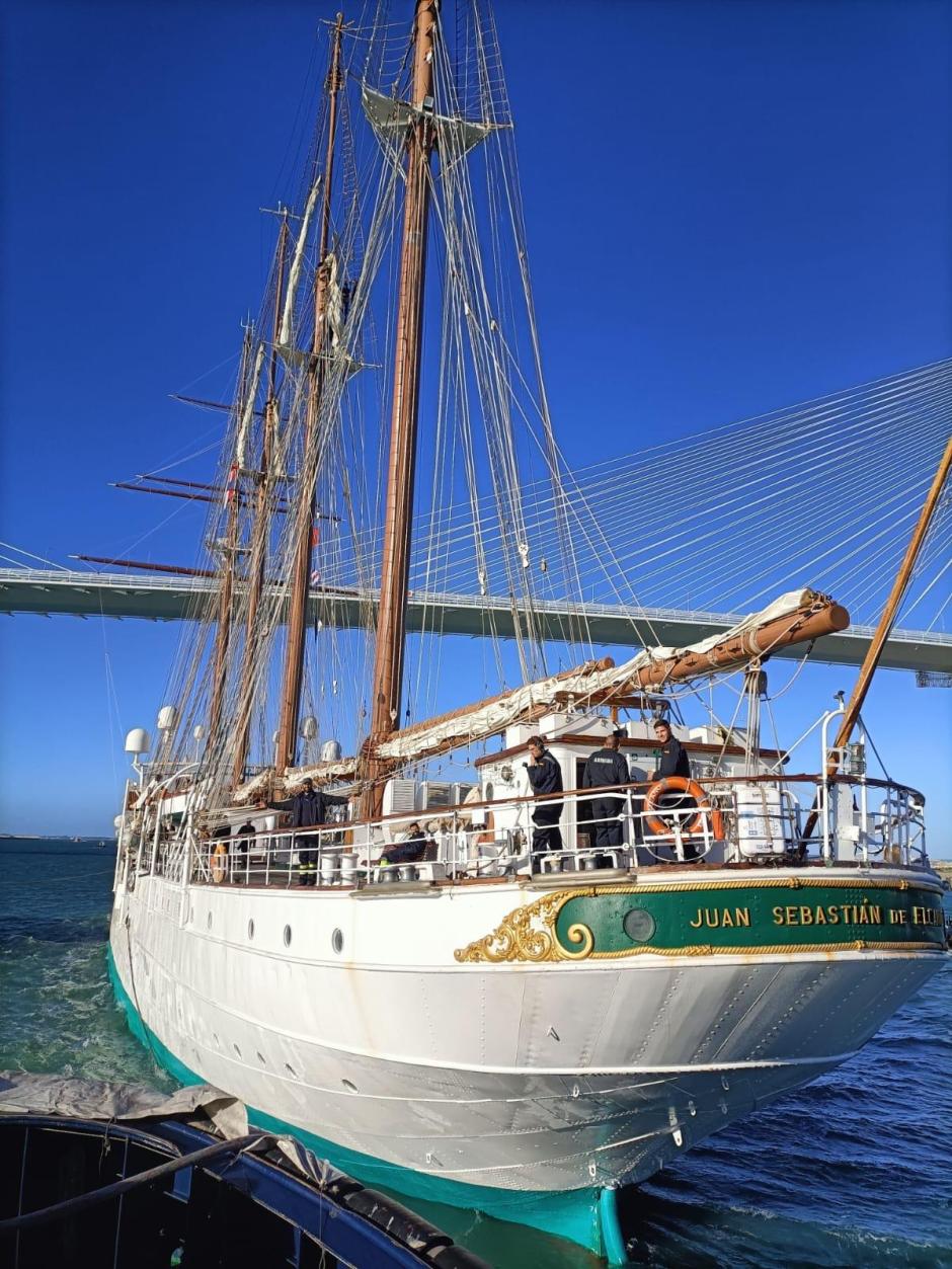 Espectacular imagen del buque escuela Juan Sebastián de Elcano, durante una de las exigentes pruebs de mar
