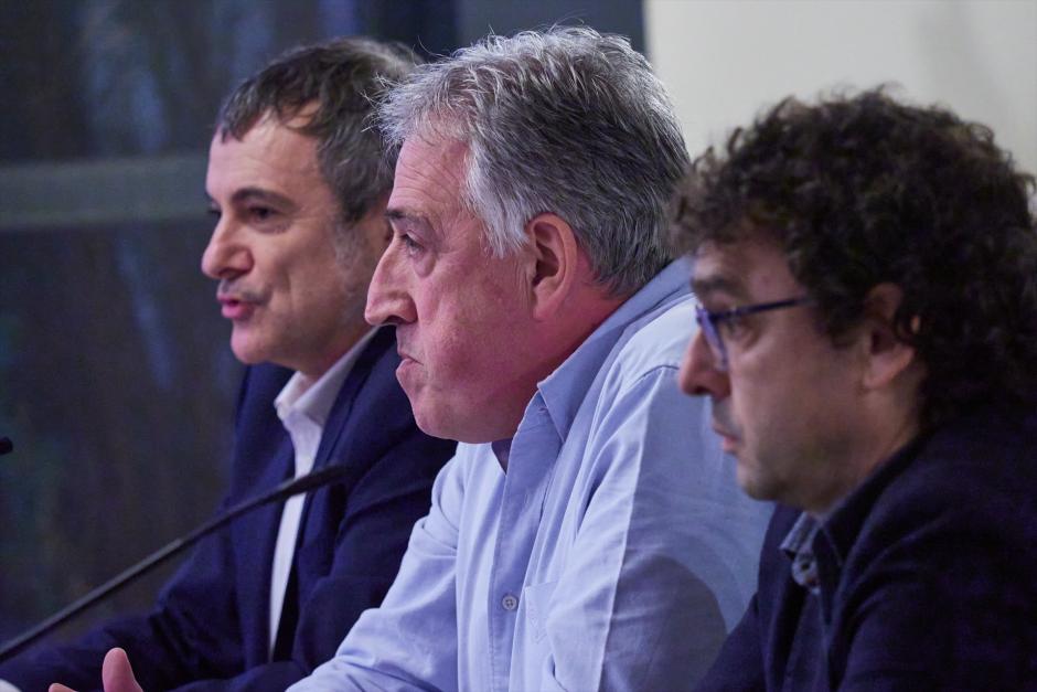 El próximo alcalde de Pamplona, Joseba Asirón (centro), en la firma del acuerdo de Gobierno con Geroa Bai (izda.) y Contigo Zurekin (dcha.) el pasado 21 de diciembre