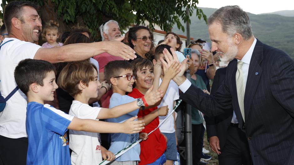 Su Majestad el Rey con ciudadanos en la calle a su llegada al Monasterio San Jerónimo de Yuste en la entrega del Premio Europeo Carlos V (9 de mayo de 2023).