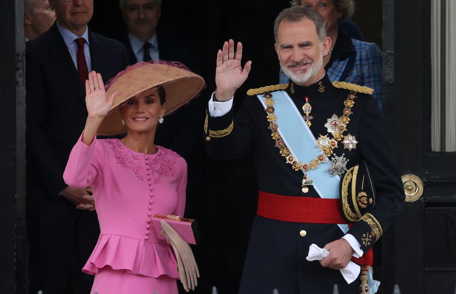 Sus Majestades los Reyes a su salida de la Embajada de España en Reino Unido, con motivo de la Coronación de Carlos III en Londres (6 de mayo de 2023).