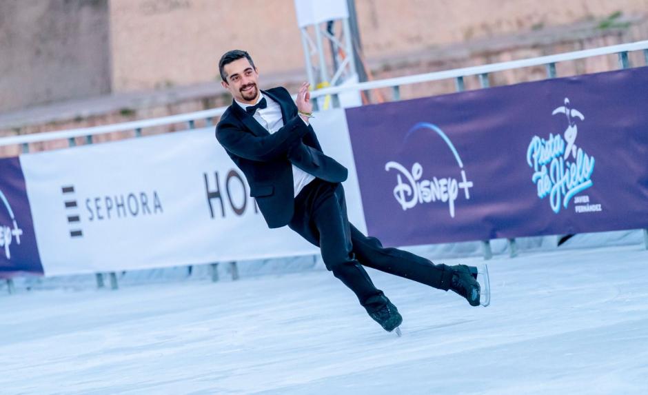 Javier Fernández, patinando en su pista de hielo en la Plaza de Colón de Madrid