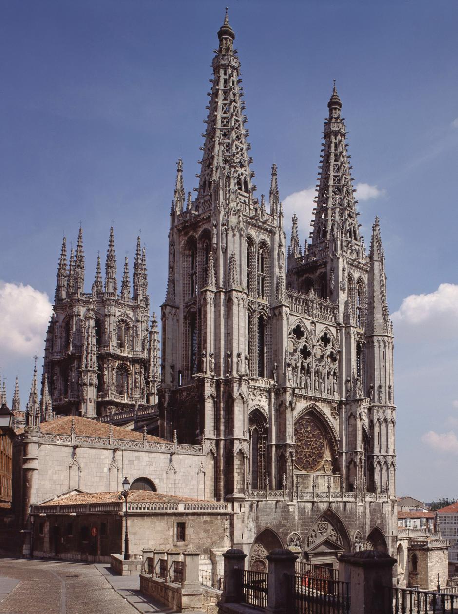 Catedral de Burgos, Burgos: La construcción de este templo catedralicio comenzó en 1221 siguiendo patrones del gótico francés. Pasa por modificaciones en los siglos siguientes, como elementos del gótico flamígero, que dotan a la catedral de su aspecto inconfundible. El diseño de la fachada recuerda al de otras catedrales francesas como la de Reims o París. Al igual que la de Compostela, en esta edificación conviven muchos estilos. Los objetos de su interior, como las decoraciones y el mobiliario litúrgico pertenecen al gótico, renacentista y barroco. Esta catedral fue declarada Monumento Nacional en 1885 y Patrimonio de la Humanidad por la Unesco en 1984.