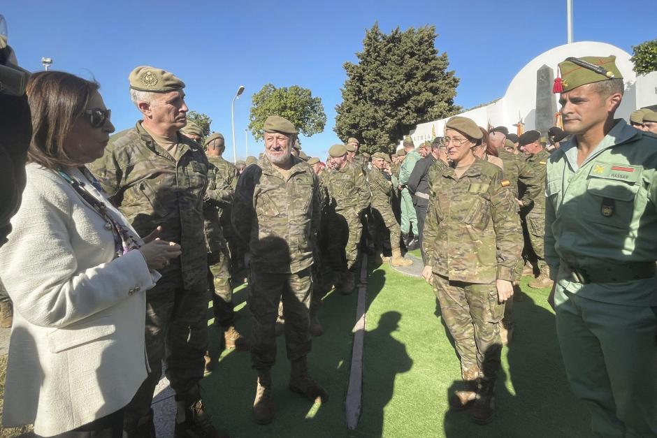 La ministra de Defensa, Margarita Robles, ha destacado hoy en Ceuta la "profesionalidad, capacidad, entrega y humanidad" de las Fuerzas Armadas