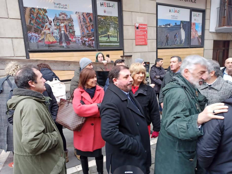 Llegada de los concejales de Gerona Bai al Ayuntamiento de Pamplona