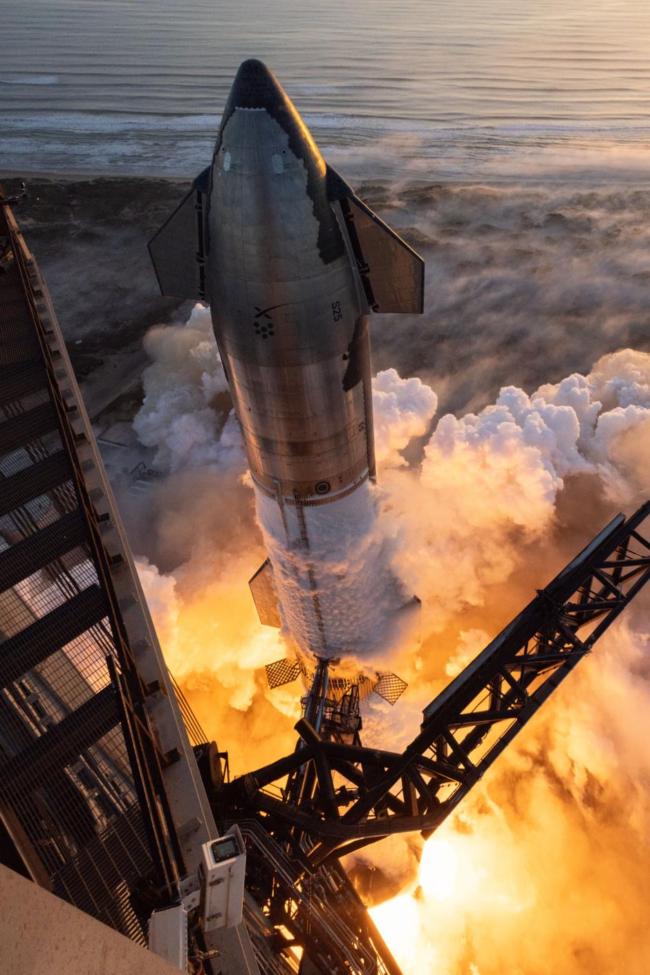 El megacohete Starship, de SpaceX, segundos antes de comenzar su segundo vuelo de prueba, el 18 de noviembre.  La NASA quiere emplear esta nave para llevar astronautas de vuelta a la Luna.