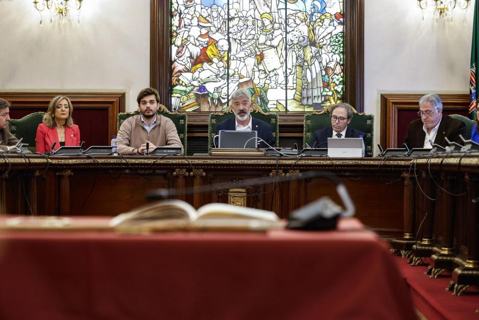 La alcaldesa de Pamplona, Cristina Ibarrola (2i) junto a los diputados de UPN, Carlos Salvador (i) y Aitor Silgado (3i) el diputado por Geroa Bai, Koldo Martínez (c) y el diputado de EH Bildu, Joseba Asirón (d) durante la moción de censura en el Ayuntamiento de Pamplona