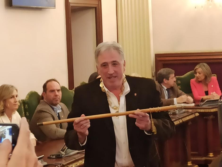 Joseba Asirón toma el bastón de mando del Ayuntamiento de Pamplona