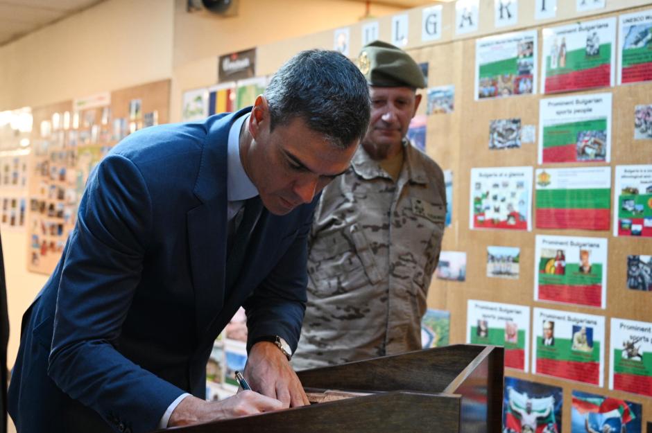 El presidente del Gobierno, Pedro Sánchez, firma en le libro de honor durante su visita este jueves a las tropas españolas destacadas en la Base multinacional Union III, en Bagdad (Irak). EFE/Moncloa