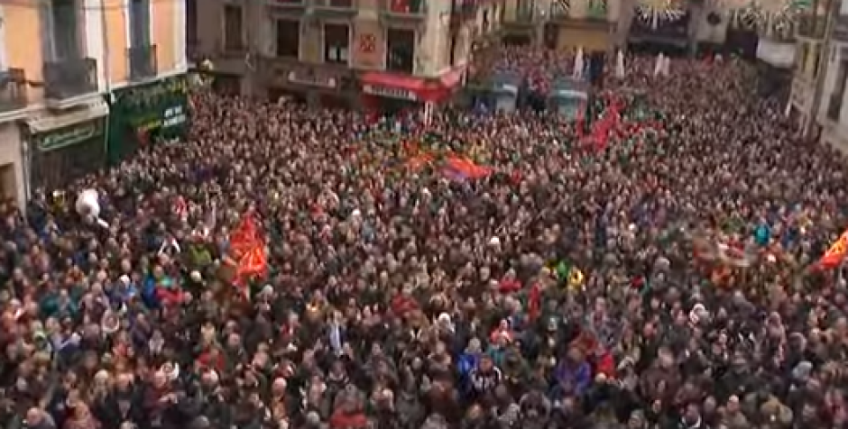 Una gran multitud de gente se congrega en la salida del Ayuntamiento de Pamplona