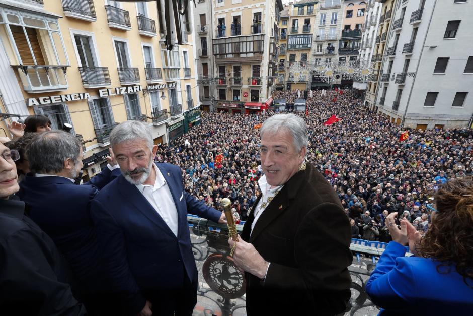 El nuevo alcalde de Pamplona se ha dado un baño de multitudes con sus simpatizantes