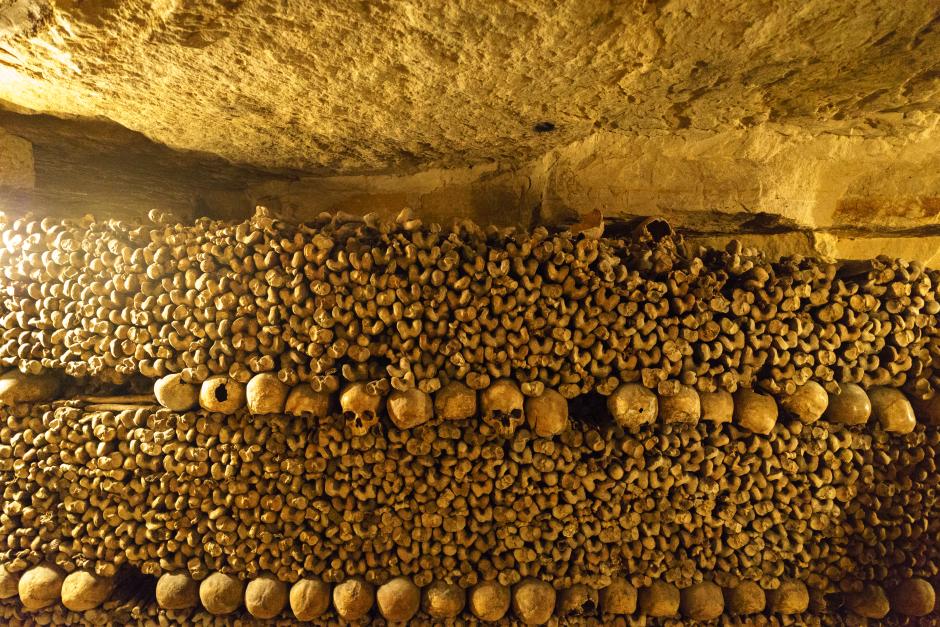 Paris_catacombs_(33854203093)