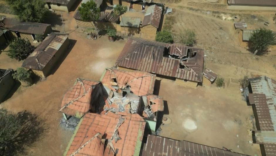 Vista aérea de casas destruidos después de los ataques