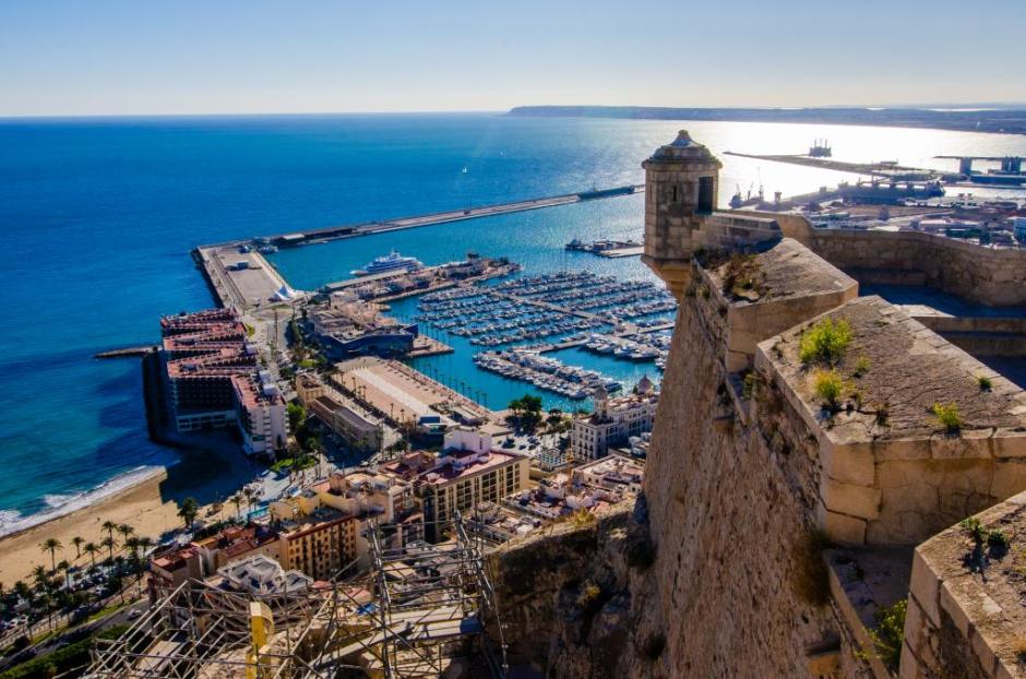 Uno de los laterales del Castillo de Santa Bárbara, con el Puerto de Alicante y el Mediterráneo al fondo