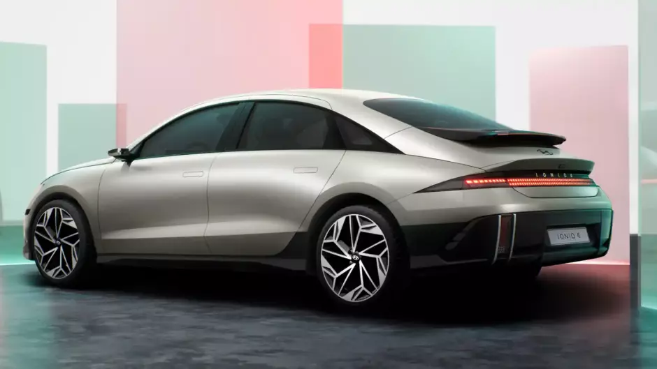 Hyundai Ioniq 6 el mejor Coche del Año del Mundo en su última edición es uno de los eléctricos más solventes que existen. Una berlina deportiva de 4,86 metros de longigud con motores de 150, 230 y 325 caballos. Está a la venta desde 49.000 euros, con una autonomía de 430 kilómetros